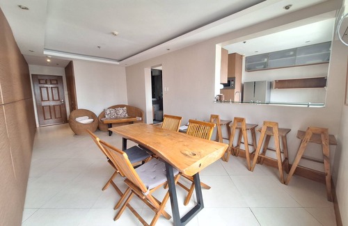 Ermita Night District Appartement | Luxury King 2BR 2BA Condo w/ Kitchen Balcony Bayview Pool Netflix