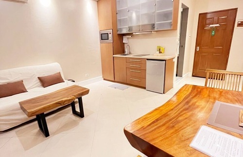 Ermita Night District Appartement | Luxury King 2BR 2BA w/Balcony Bayview Pool Netflix