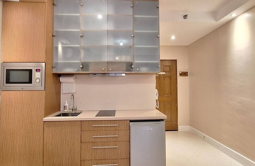 Ermita Night District Appartement | Luxury King 2BR 2BA w/Balcony Bayview Pool Netflix