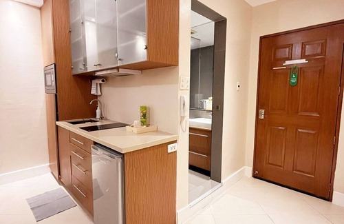 Ermita Night District Appartement | Luxury King 2BR 2BA w/Balcony Bayview Pool Netflix
