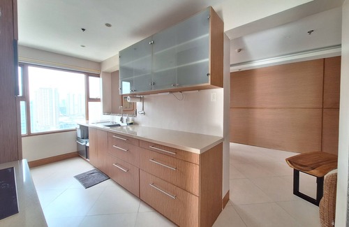 Ermita Night District Appartement | Luxury King 3BR 3BA Condo w/Balcony BayView Pool Netflix