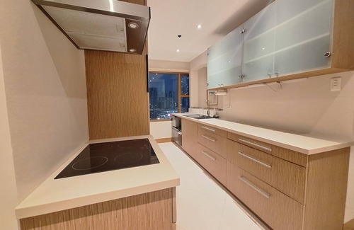Ermita Night District Appartement | Luxury King 3BR 3BA Condo w/Balcony BayView Pool Netflix