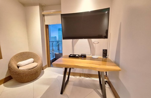 Ermita Night District Appartement | Luxury King 5BR 4BA Condo w/ 2 Balconies, Ocean View, Pool, Netflix