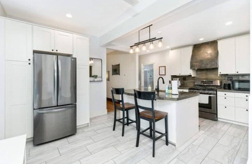 Summit - University Maison | Luxury King Bed | Newly Renovated | Bright & Sunnyn