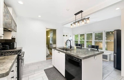 Summit - University Maison | Luxury King Bed | Newly Renovated | Bright & Sunnyn