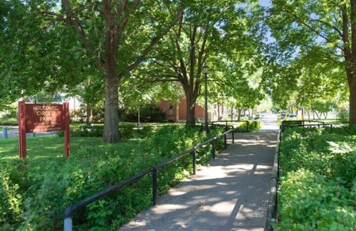 Summit - University Maison | Luxury King Bed | Newly Renovated | Bright & Sunnyn