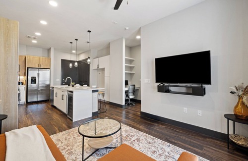 North Burnet Appartement | Luxury King Bed+Pool+Gym+DowntownATX+Domain+Q2Stadium