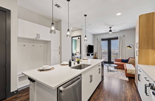 North Burnet Appartement | Luxury King Bed+Pool+Gym+DowntownATX+Domain+Q2Stadium