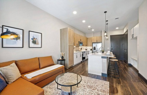 North Burnet Appartement | Luxury King Bed+Pool+Gym+DowntownATX+Domain+Q2Stadium