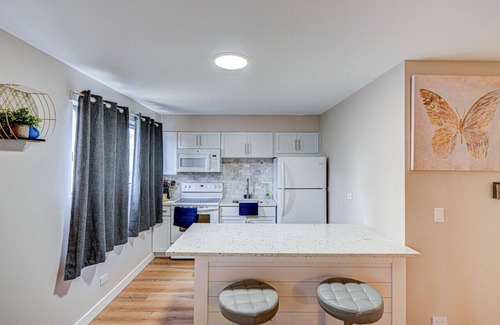 O'Hare Appartement | Studio- King Bed| HDTV| Airport| Safe Neighborhood