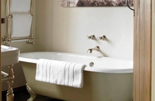 Edington Lit Et Petit-Déjeuner | Luxury King Ensuite Coulston at The Three Daggers