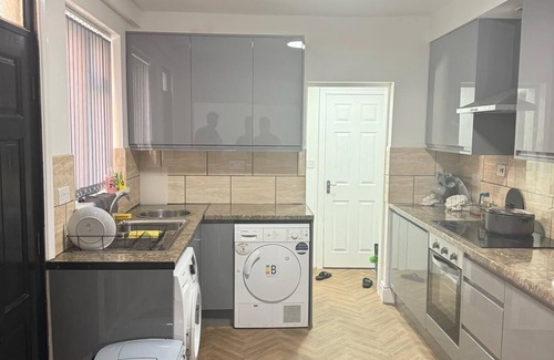 Rusholme Maison | Luxury King Room in Family Home