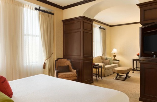 Downtown Wilmington Hôtel | Luxury King Room -Landmark Hotel-Full Size Sofa-Desk-Spacious Bathroom-Free Wifi