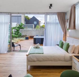 Christchurch City Centre Appartement | Luxury King studio with spa and private carpark