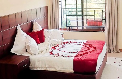 Ongata Rongai Cabine | Luxury Kingsuite Room with Balcony in Karen Nairobi + Halfboard