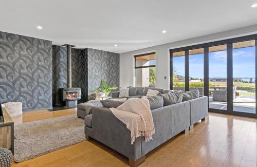 Huntingdon Maison | Luxury Lake Hood Holiday Home