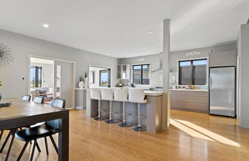 Huntingdon Maison | Luxury Lake Hood Holiday Home
