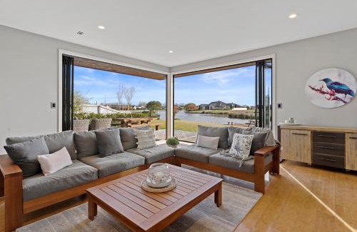 Huntingdon Maison | Luxury Lake Hood Holiday Home