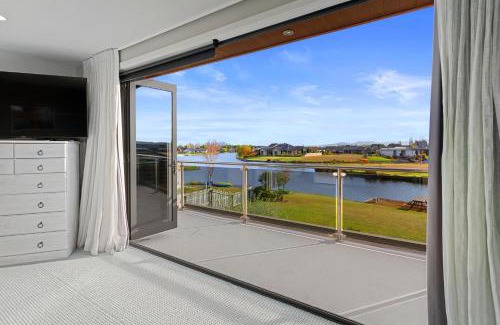 Huntingdon Maison | Luxury Lake Hood Holiday Home