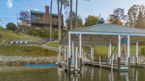 Inman Maison | Luxury Lake House in SC With Mountain Views!