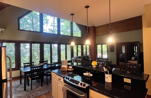 Scottsville Maison | Luxury Lake House w/ DIRECT Lake access Dock Tennis/Pickleball/Basketball Court.