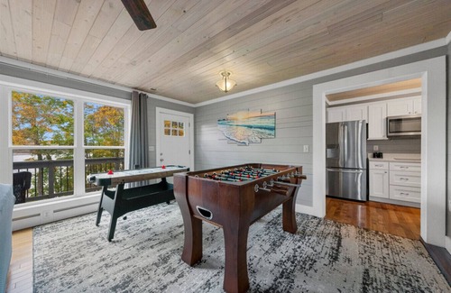 Scottsville Maison | Luxury lake nest, private docks, hot tub, game and kid room, year round Lakeview