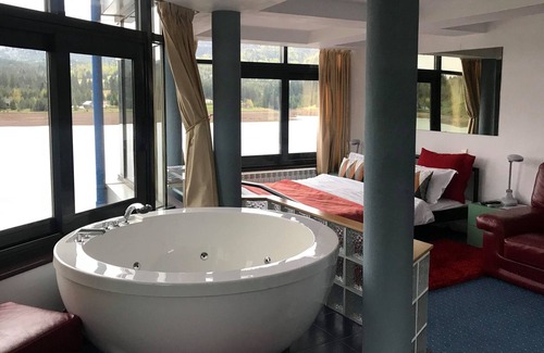 Bistrita Bargaului Maison | Villa française de luxe au bord du lac avec vue, bains à remous
