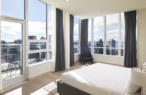 Belltown Hôtel | Luxury Lake Union Penthouse with Iconic Space Needle Views & Hot Tub Retreat