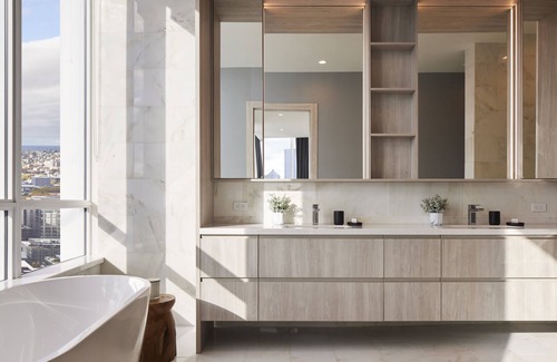 Belltown Hôtel | Luxury Lake Union Penthouse with Iconic Space Needle Views & Hot Tub Retreat