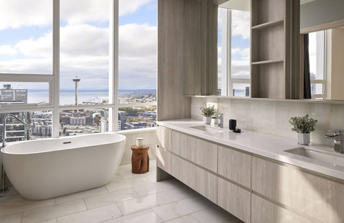 Belltown Hôtel | Luxury Lake Union Penthouse with Iconic Space Needle Views & Hot Tub Retreat