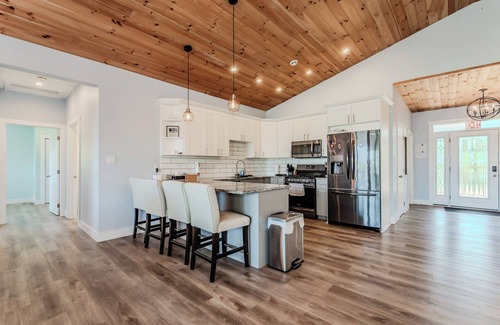 Stokes Bay Chalet De Ski | Luxury Lakefront Escape w/ Games Room