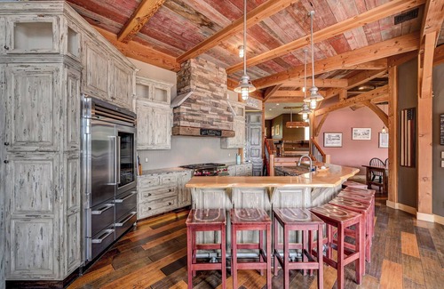 Montrose Maison | Maison en bois de luxe avec vue sur lac et plage, bain à remous, cuisine gastronomique, foyer