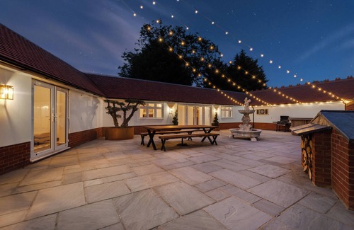 Herongate Maison | Luxury Lakeside Escape with pool – Near London