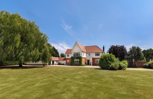 Herongate Maison | Luxury Lakeside Escape with pool – Near London