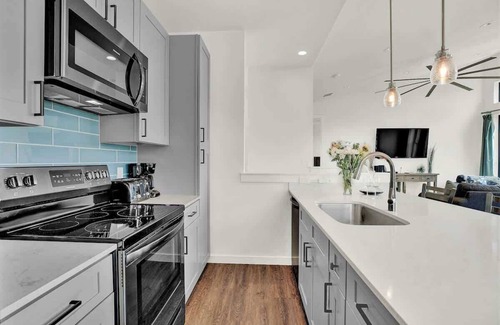 Point Venture Maison | Luxury Lakeview Home w/Pool,Beach,Boat,&Gym Access