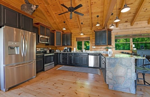 Aquashicola Cabine | Unwind in this cozy log cabin surrounded by fresh mountain air and blooming forest views