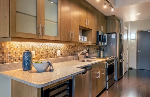Belltown Copropriété | Luxury Living: 2BR Condo at Via 6