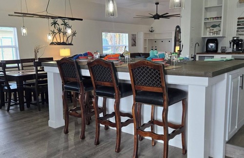 Indian Harbor Estates Maison | Upscale 4 Bed/2 Bath, Inground Pool/Boat Dock April 2025/Intercoastal/2 Car Gar