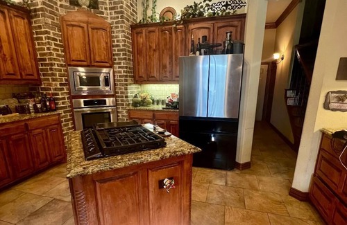 South Arlington Maison | Luxury Living! Stunning Custom Home. New Pool & Spa Centrally located in DFW