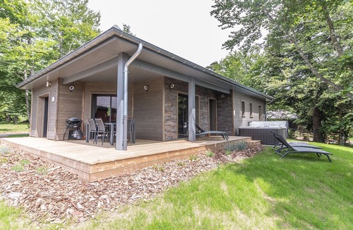 Le Chambon-sur-Lignon Cottage | Lodge PMR avec jacuzzi privatif, accès spa et activités au bord du golf!