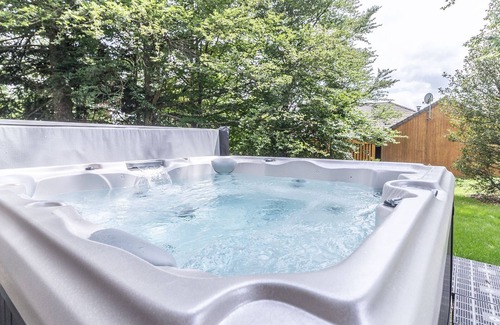 Le Chambon-sur-Lignon Cottage | Lodge PMR avec jacuzzi privatif, accès spa et activités au bord du golf!