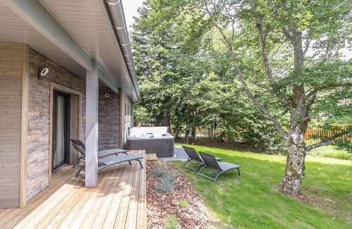 Le Chambon-sur-Lignon Cottage | Lodge PMR avec jacuzzi privatif, accès spa et activités au bord du golf!