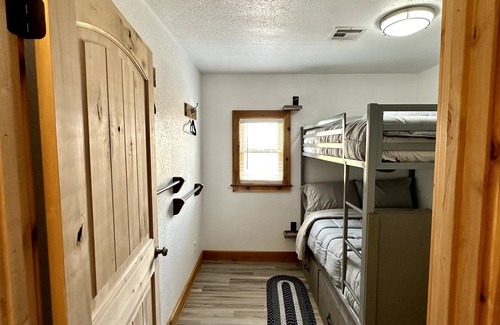 Waynoka Cabine | Luxury Lodge near Little Sahara. Perfect for Outdoor Adventure & Family Retreats