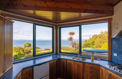 Mount Ruapehu Ski Area Maison | Luxury lodge with expansive views of Lake Taupo - private and quiet.