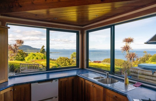 Mount Ruapehu Ski Area Maison | Luxury lodge with expansive views of Lake Taupo - private and quiet.