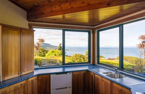 Mount Ruapehu Ski Area Maison | Luxury lodge with expansive views of Lake Taupo - private and quiet.
