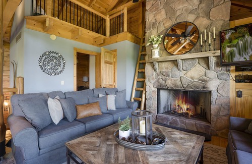 Aquashicola Maison | Luxury Log Cabin- Stunning Lake Views, Fire Pit, Hot Tub & 3-level deck