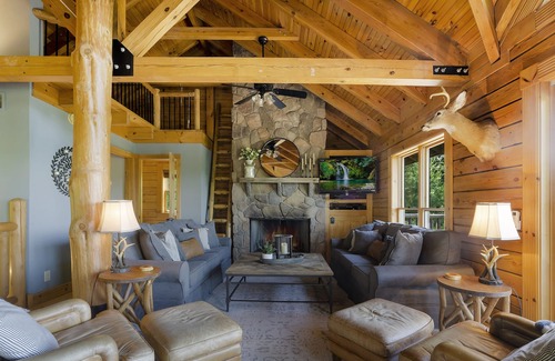 Aquashicola Maison | Luxury Log Cabin- Stunning Lake Views, Fire Pit, Hot Tub & 3-level deck