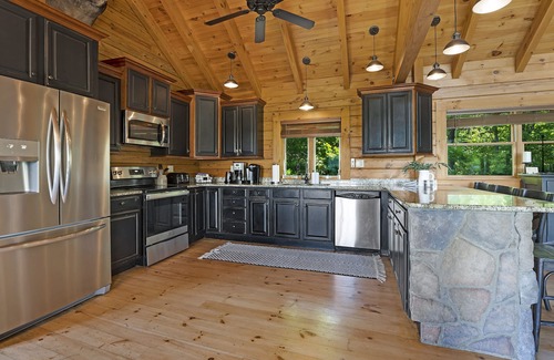 Aquashicola Maison | Luxury Log Cabin- Stunning Lake Views, Fire Pit, Hot Tub & 3-level deck