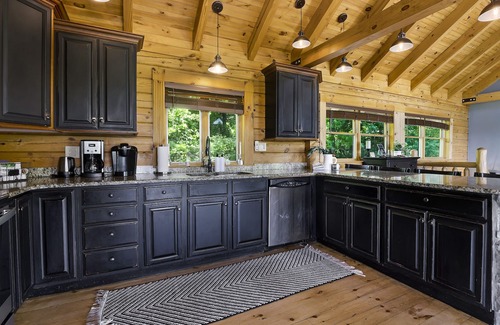 Aquashicola Maison | Luxury Log Cabin- Stunning Lake Views, Fire Pit, Hot Tub & 3-level deck
